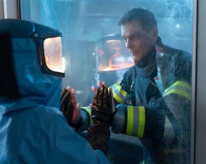 9-1-1: L-R: Peter Krause in the &ldquo;Seize The Day&rdquo; spring premiere episode of 9-1-1 airing Sunday, March 16 (8:00-9:00 PM ET/PT) on FOX. CR: Jack Zeman / FOX. &copy; 2020 FOX MEDIA LLC.
