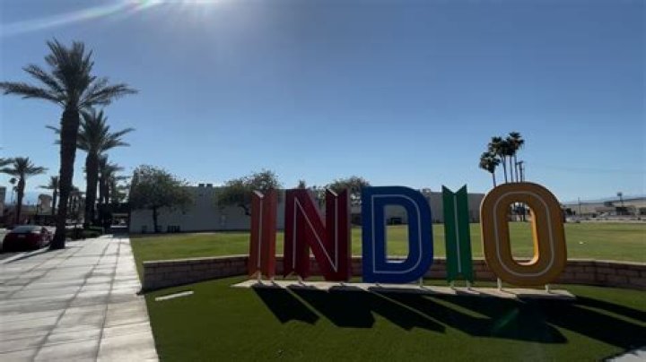 Indio, CA - Indio, CA - Cindy Crawford shows her model legs as she attends day one festivities of the Coachella Music Festival with husband Rande Gerber. AKM-GSI 15 APRIL 2016 To License These Photos, Please Contact : Maria Buda (917) 242-1505 or Steve Ginsburg (310) 505-8447 (323) 423-9397 