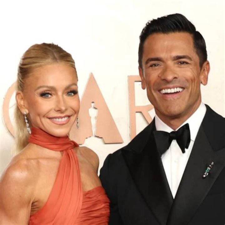 Kelly Ripa & Mark Consuelos with their kids