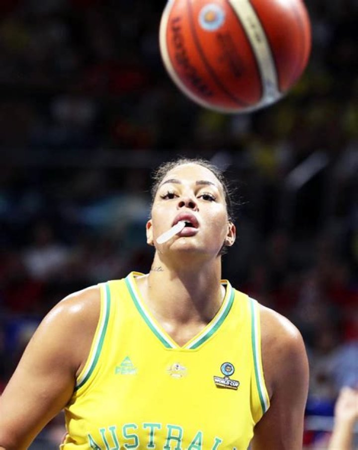 Liz Cambage Playing Baskebtall