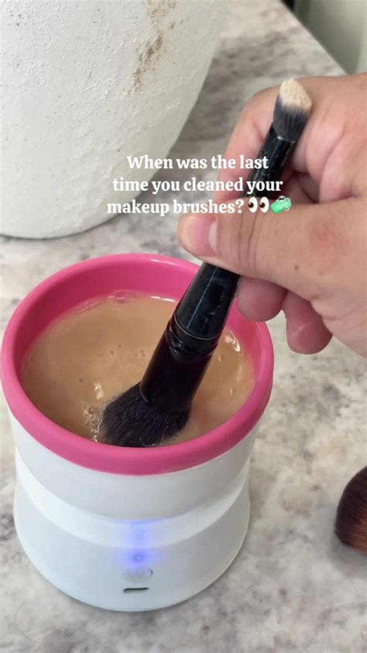 makeup-brush-cleaner