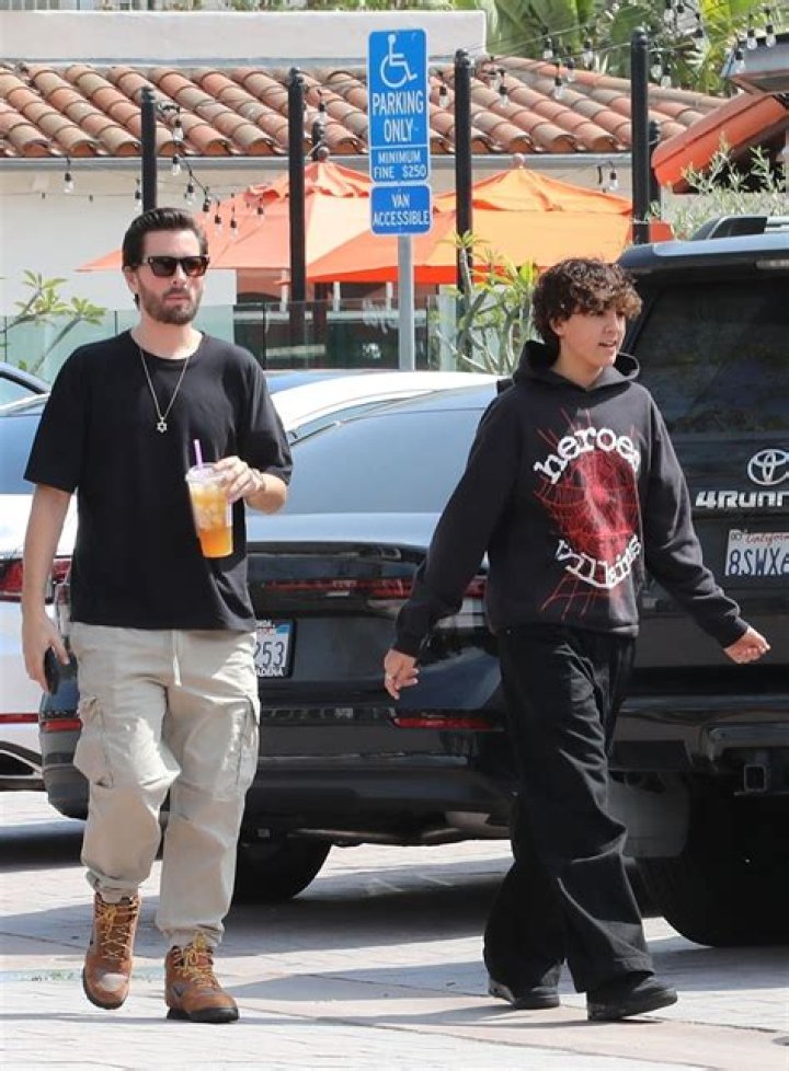 Malibu, CA - *EXCLUSIVE* Scott Disick and girlfriend Amelia Hamlin enjoy some family time having lunch at Taverna Tony in Malibu with his kids Penelope, Reign, and Mason.Pictured: Scott Disick, Amelia HamlinBACKGRID USA 3 AUGUST 2021 USA: +1 310 798 9111 / : +44 208 344 2007 / *UK Clients - Pictures Containing ChildrenPlease Pixelate Face Prior To Publication*