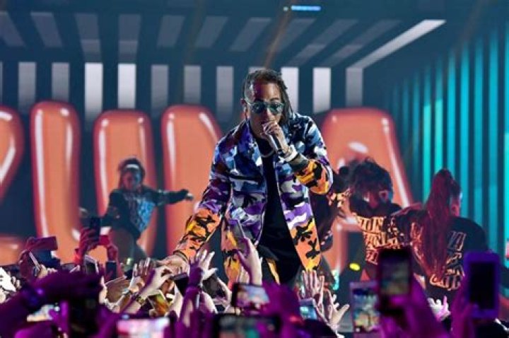 Ozuna Singing At Premios Jeventud Awards