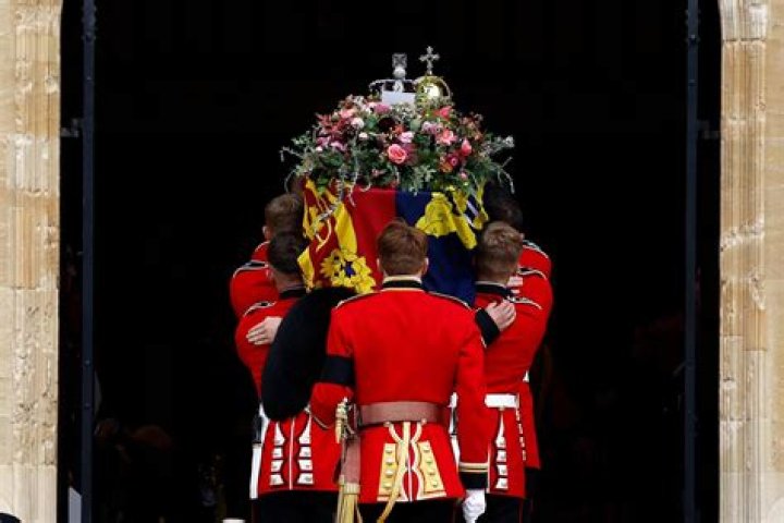
Queen’s Coffin Lowered Into Royal Vault 