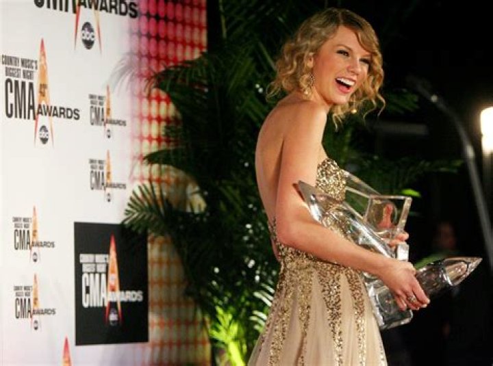 Taylor Swift at the CMA Awards