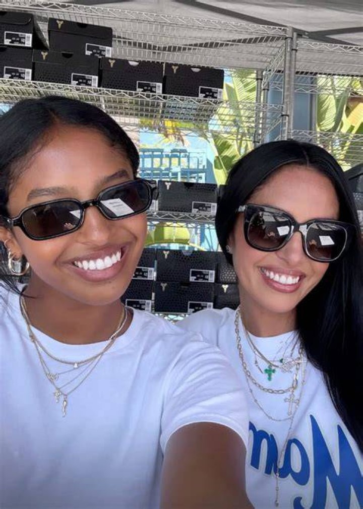 Vanessa Bryant With Mom & Daughters